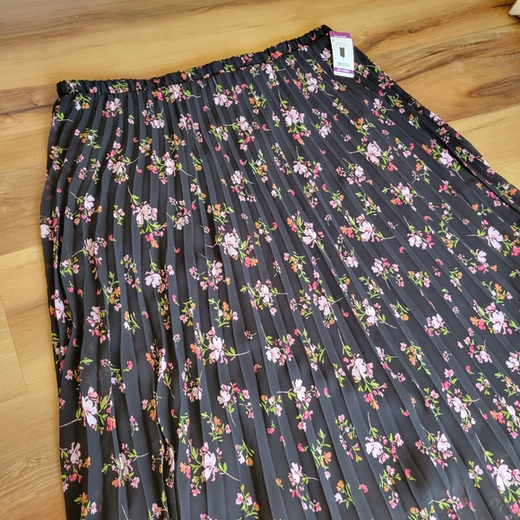 NWT VINCE CAMUTO Black Floral Linned Pleated Midi Skirt - Picture 3 of 8